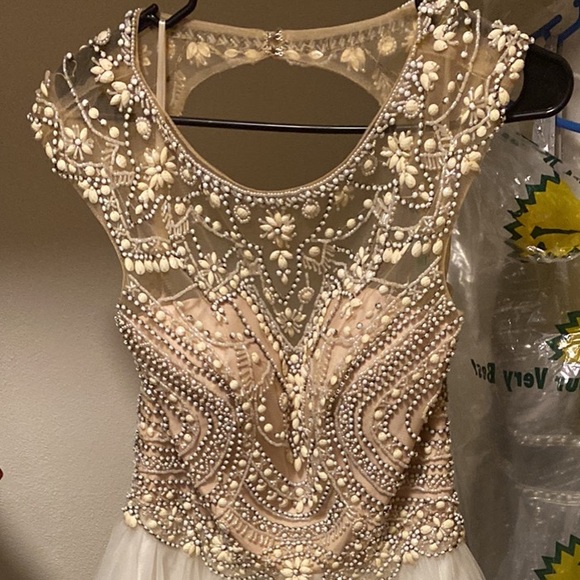 ‼️‼️LAST CHANCE‼️‼️ Size Ten Tan and White Prom Dress - Picture 2 of 5